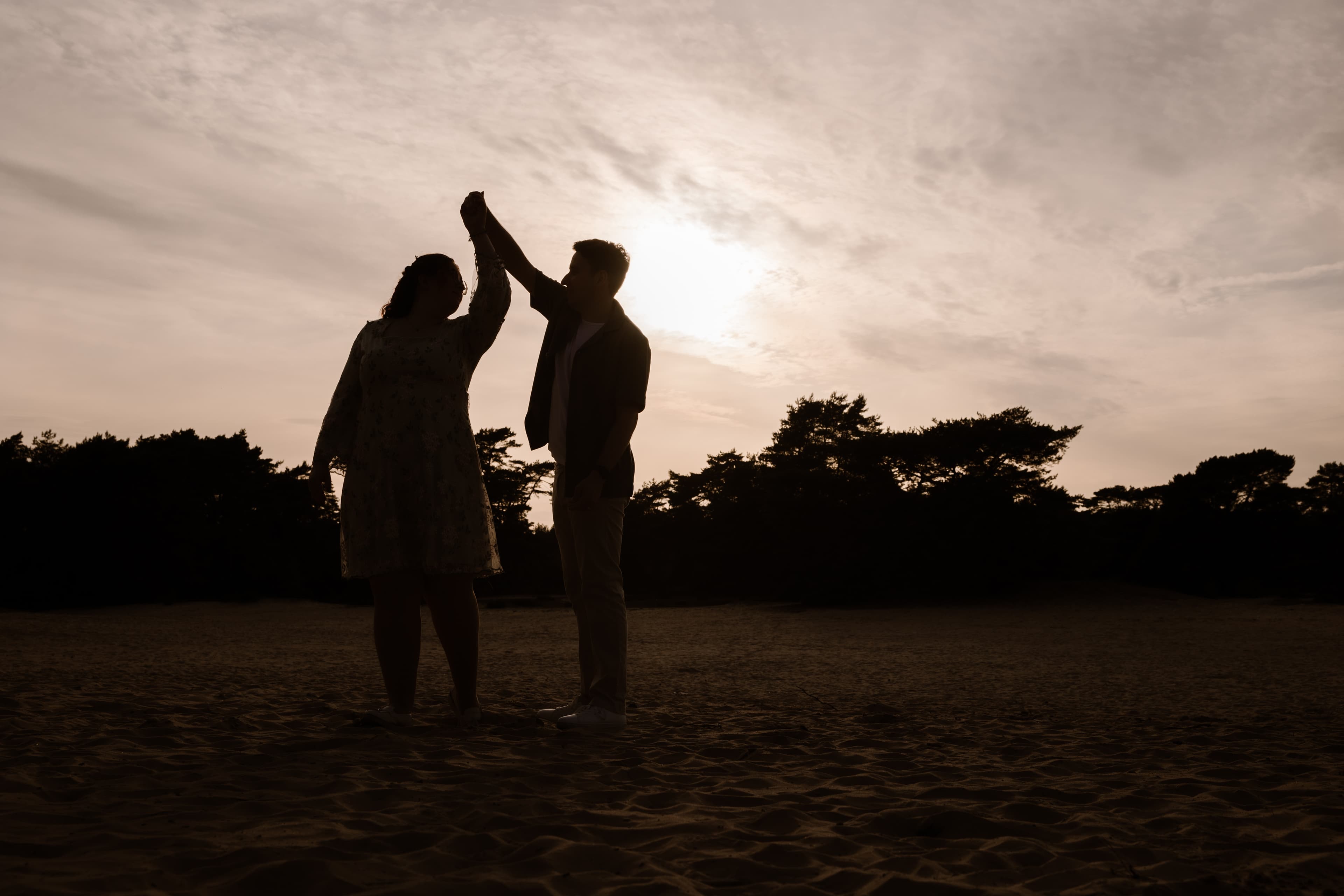Silhouet van Rody en Michelle tussen de bomen