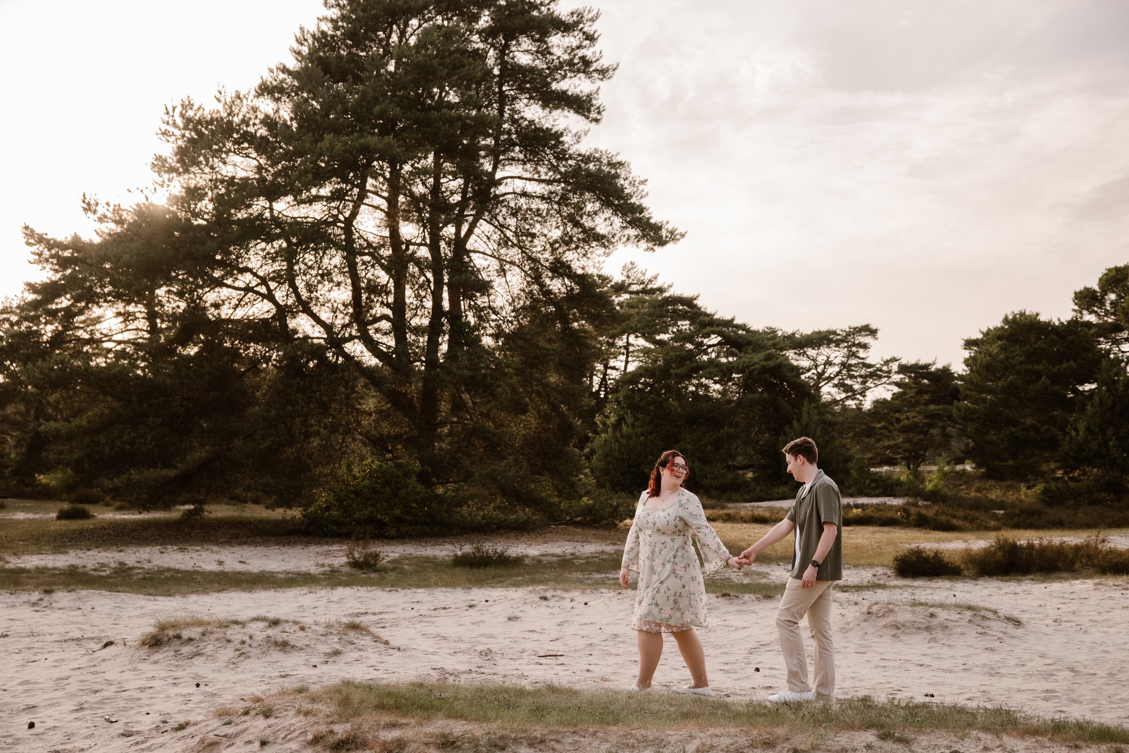 Rody en Michelle hand in hand bij een hoge den
