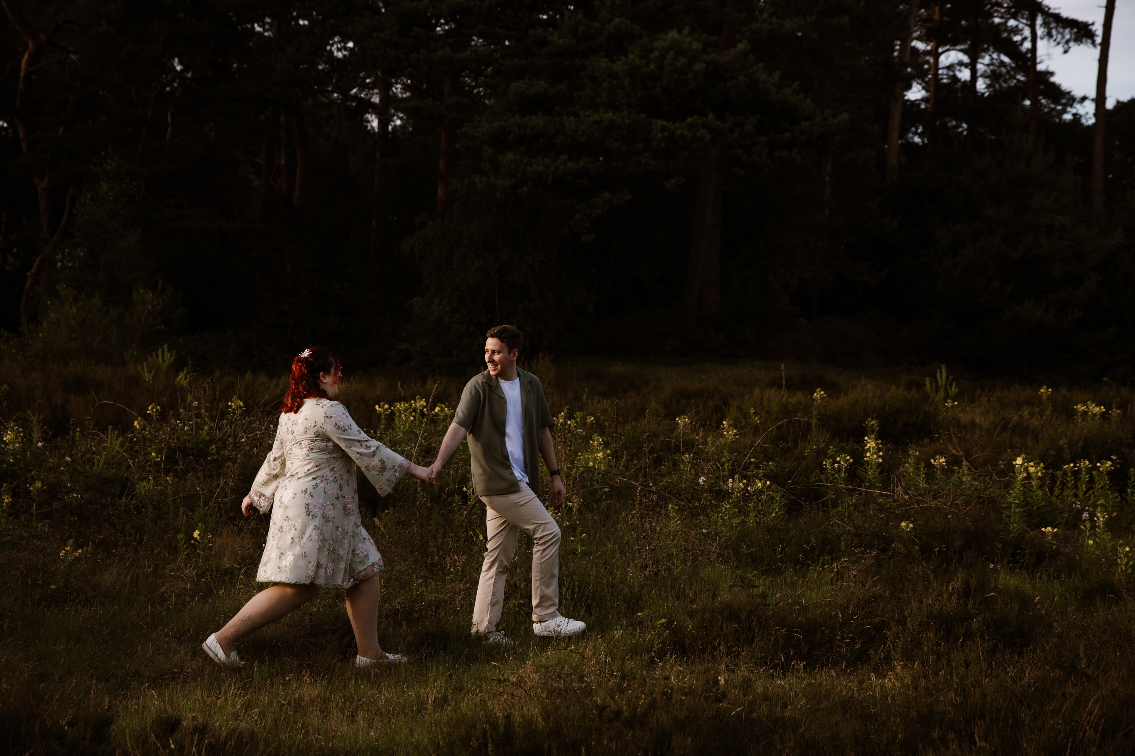 Rody en Michelle wandelend door het heideveld